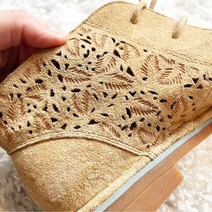 NWOT!! Hush Puppies Moyen Suede Ankle Booties